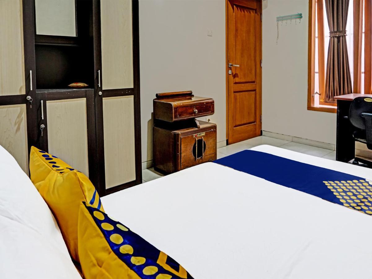 Spot On 91530 Sumpil Syariah Hotel มะลัง ภายนอก รูปภาพ